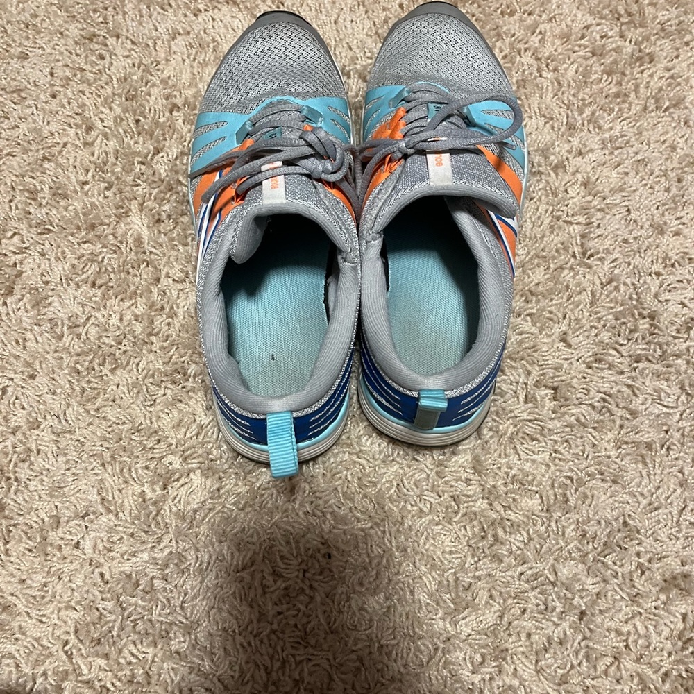 New balance tennis shoes
